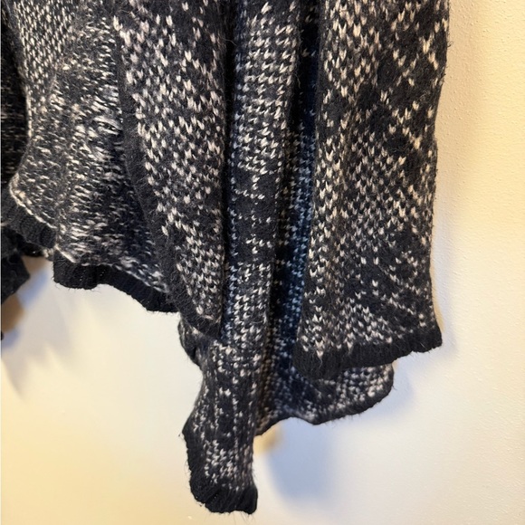 BCBGMaxAzria Gray & Black Geometric Boho Long Sleeve Cardigan Sweater Pockets L - Picture 4 of 12